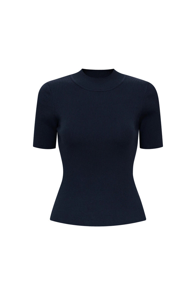 The.lookbook.select的Kitten針織上衣是一件合身的藏青色羅紋針織衫,短袖和圓領口,以純白色為背景。.