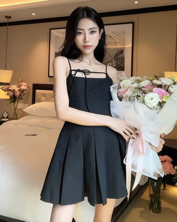 一位穿著黑色 Lily Minidress🌹倒數優惠至 5 月 19 日 by the.lookbook.select 的年輕女子，手持一大束鮮花站在一間光線充足的豪華臥室裡。