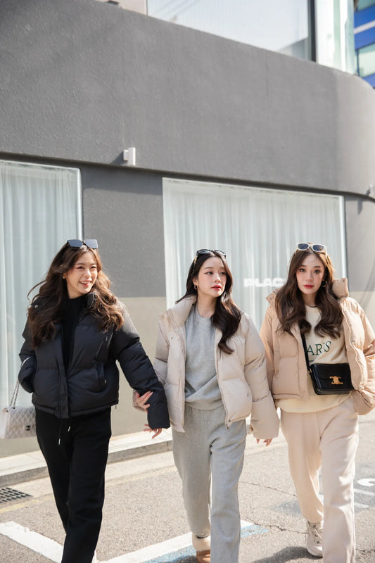三位亞洲女性穿著 the.lookbook.select 的 Airy 羽絨外套走在街上。