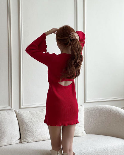 一位女士穿著 the.lookbook.select 的紅色貝拉袖針織連身裙（象牙色有貨！），在沙發上擺出鏤空細節。