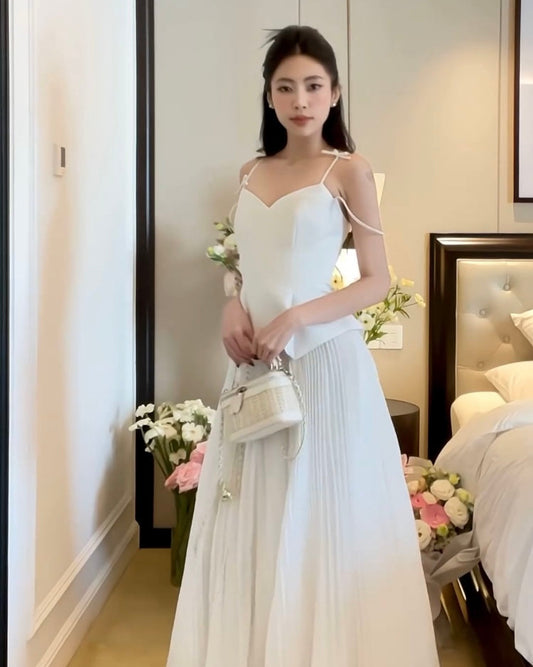 一位身穿鬱金香裙套裝🌷新品優惠至 4 月 28 日的 the.lookbook.select 的年輕女子，站在帶有花卉裝飾的臥室裡。