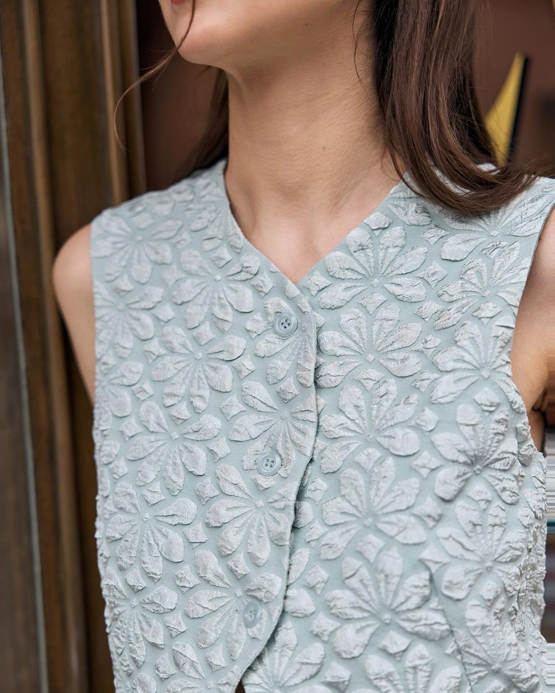來自 the.lookbook.select 的女式雛菊短褲套裝特寫，帶有精緻的花卉刺繡和小紐扣。