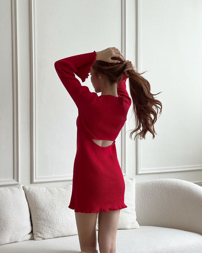 一位女士穿著 .lookbook.select 品牌的紅色 Belle Sleeve 針織連身裙（象牙色有貨！），坐在帶有鏤空細節的沙發上。