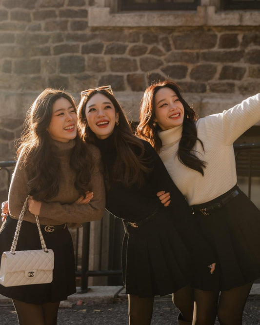 三個亞洲女孩穿著 the.lookbook.select 的高領針織上衣自拍。