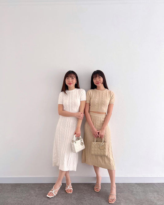 兩位高級女性穿著 the.lookbook.select 的 Ole 針織套裝站在白牆前。