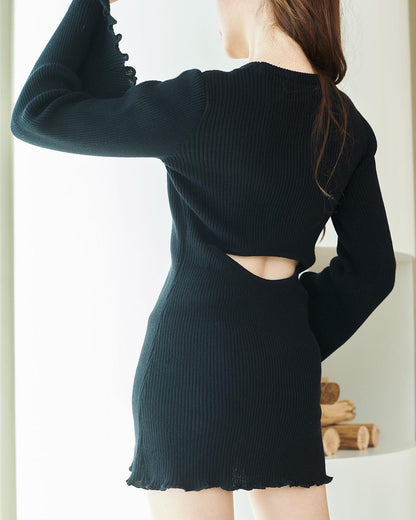 一位女士穿著 .lookbook.select 品牌的黑色羅紋喇叭袖針織連身裙，喇叭袖上有鏤空細節。