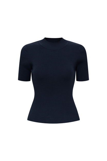 The.lookbook.select的Kitten針織上衣是一件合身的藏青色羅紋針織衫，短袖和圓領口，以純白色為背景。.