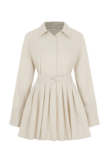 The.lookbook.select的Moiselle襯衫連衣裙採用米色色調、長袖、有領領口、前方鈕扣、百褶裙身，腰部配搭布料腰帶。.