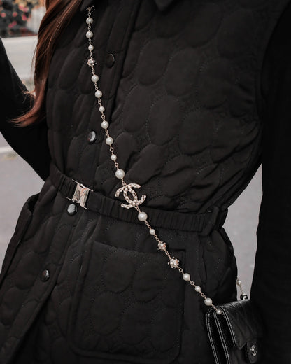 穿著the.lookbook.select的Diana Vest Coat🖤新品優惠至12月5日，搭配Chanel標誌串珠挎包和黑色小皮包，展現法式精緻風格，輕盈保暖又時尚。.