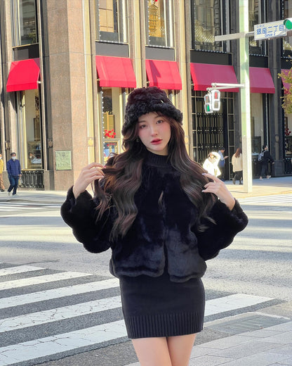 一位穿著 the.lookbook.select Marshmallow Fur Coat (with Hat) 的女士站在城市的人行道上，背景是紅色的遮陽篷和行人。.