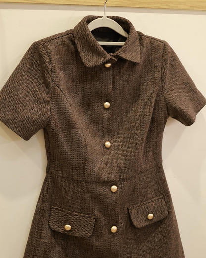 The.lookbook.select的Moka粗花呢連衣裙有短袖、領口、珍珠鈕扣和兩個腰部翻蓋口袋，圖中為棕色，配白色衣架。🖤新品優惠2件9折.