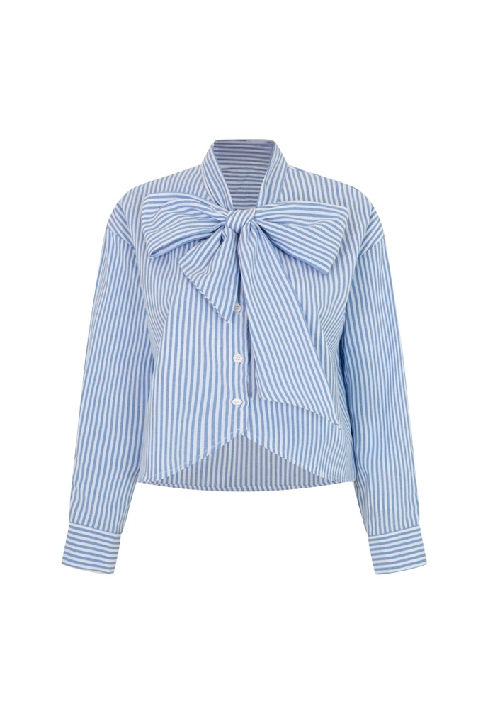 The.lookbook.select的蝴蝶結收邊襯衫有藍白垂直條紋、長袖、大領蝴蝶結和鈕扣式前襟。.