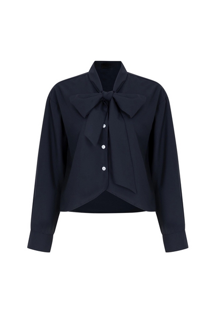 The.lookbook.select的蝴蝶結寬鬆襯衫採用長袖、深海軍藍色、領口蝴蝶結、鈕扣式前襟，以及略微寬鬆的下擺。.