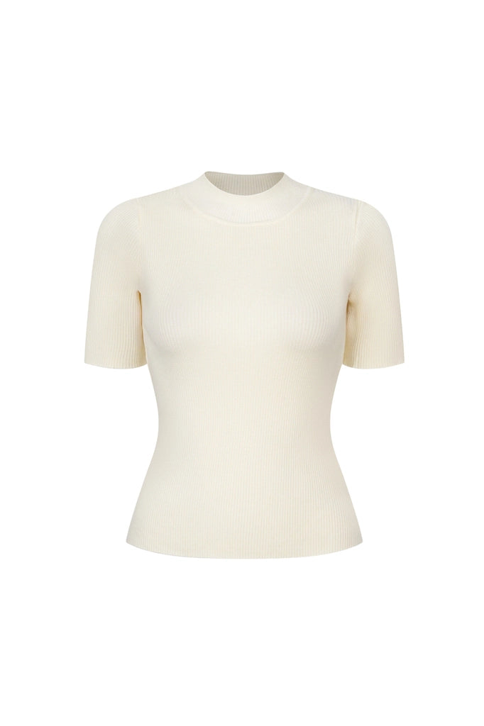 The.lookbook.select的Kitten針織上衣為合身短袖，乳白色羅紋針織，圆領設計，以純白色為背景。.