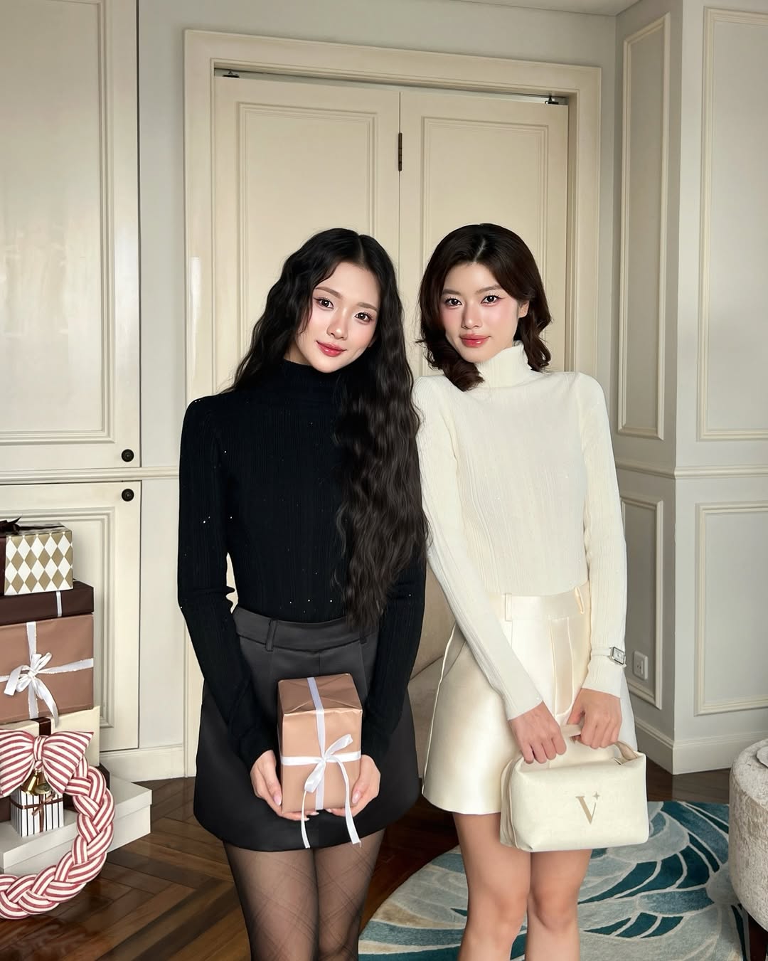 兩位女士穿著.lookbook.select Twinkle Knit Top❄️新品優惠至1月5日，在房間裡拿著禮物。.