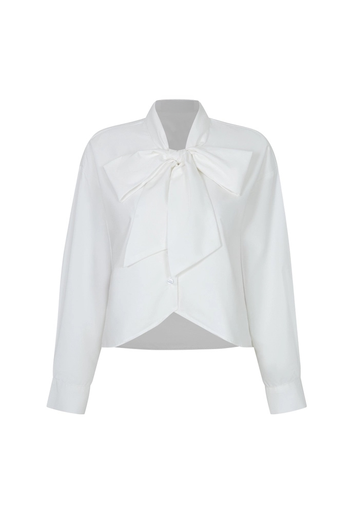 The.lookbook.select的蝴蝶結收邊襯衫採用白色長袖設計，頸部有大蝴蝶結，袖口有鈕釦，下擺微微收邊。.