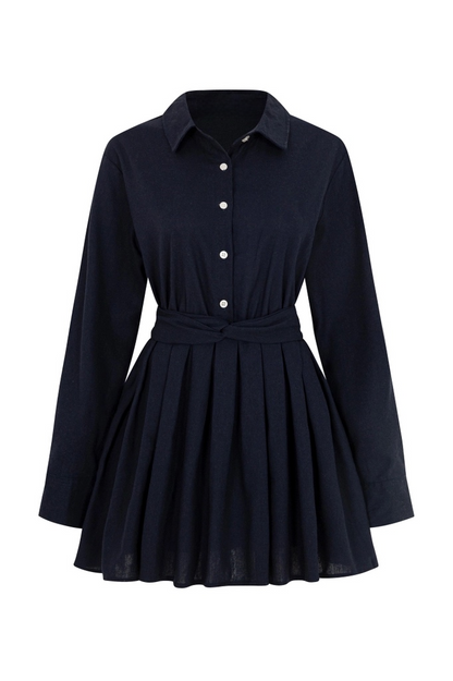 The.lookbook.select的Moiselle襯衫連衣裙以海軍藍色為基調，長袖、領口有領、前襟鈕扣、腰部束帶和百褶裙身。以白色為底。.