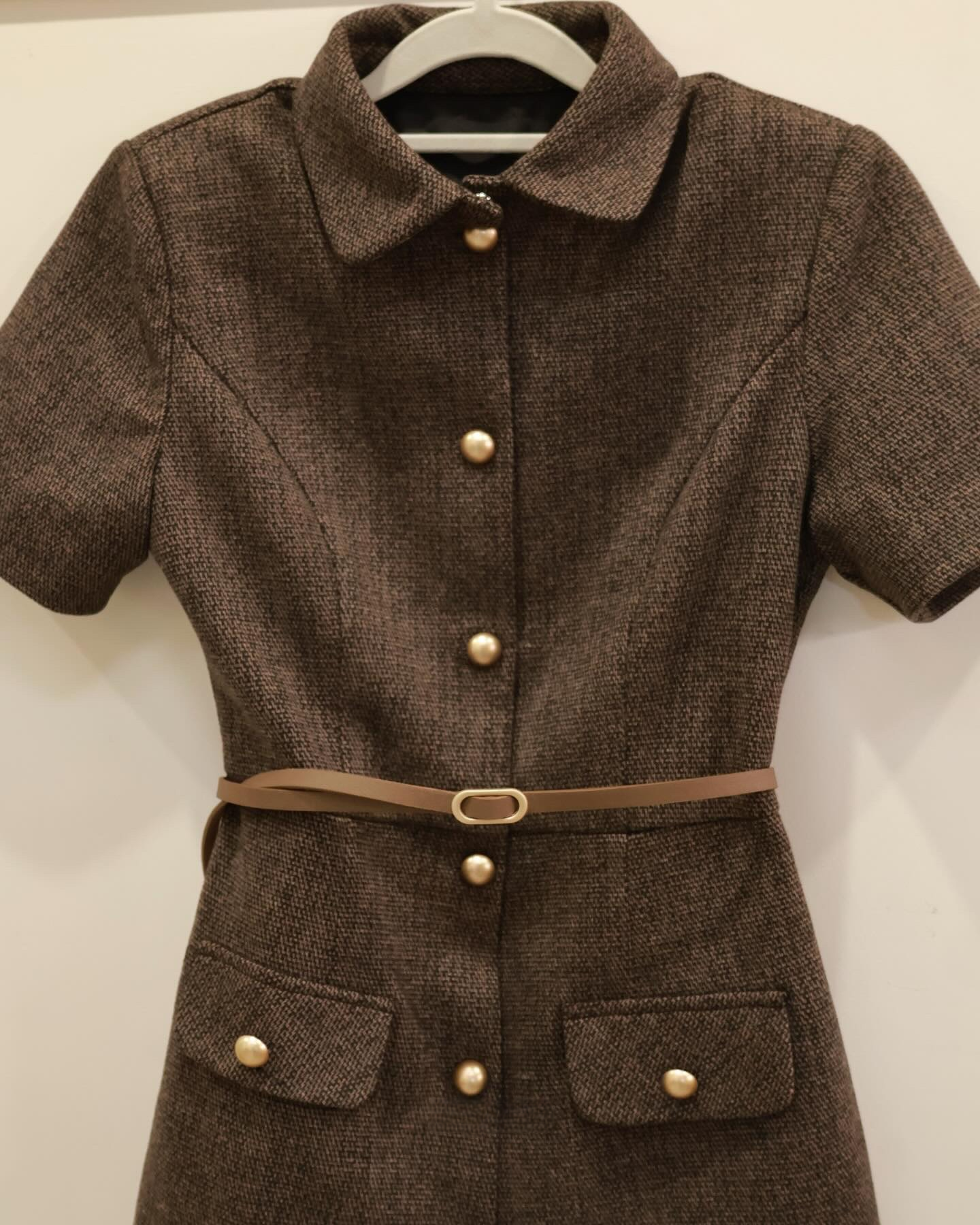 The.lookbook.select的Moka粗花呢連衣裙有短袖、衣領、金色前鈕、兩個前口袋和棕色細腰帶。🖤新品優惠2件9折.