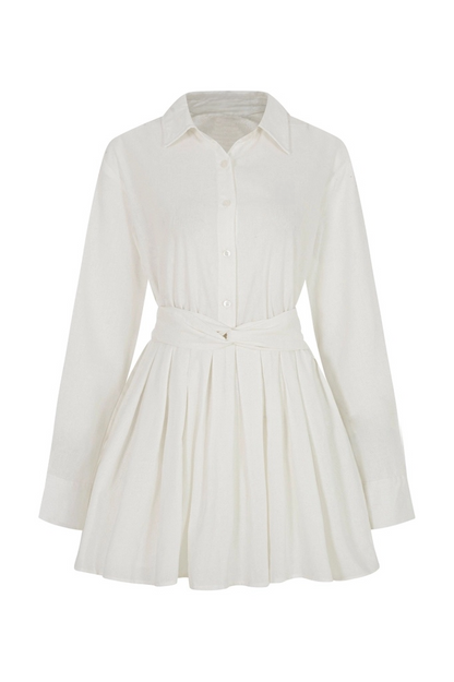 The.lookbook.select的Moiselle襯衫連衣裙採用白色長袖設計，有領口、鈕扣前襟、腰部束帶和百褶裙身。.