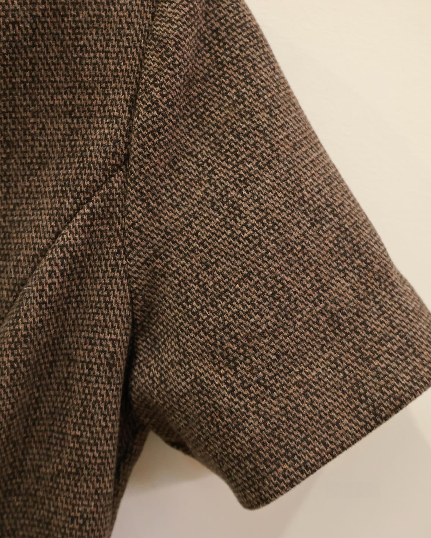 The.lookbook.select的Moka粗花呢連衣裙特寫，以棕色圖案短袖襯托素色淺色背景。🖤新品優惠2件9折.