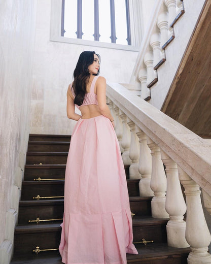 穿著 the.lookbook.select 出品的 Leeann 長裙的公主站在樓梯上。